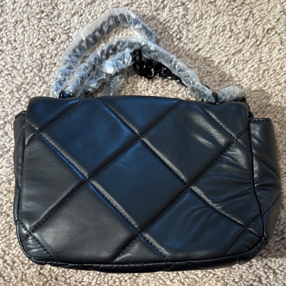 Elegant Black Quilted Crossbody Bag - Picture 4 of 6